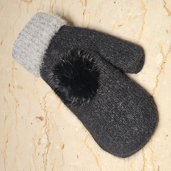NWT Fadivo New York Womens Black & Gray Acrylic Mittens with Furry Pom Poms OS - Picture 2 of 2